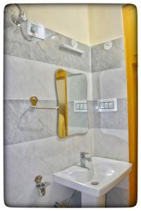 een badkamer met een wastafel en een spiegel bij Kullu Manali Homestay in Kulu