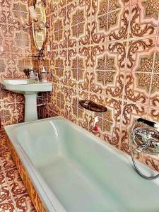騰匹歐保沙尼亞的住宿－Appartamento a Tempio Pausania，带浴缸和盥洗盆的浴室