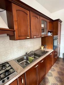 騰匹歐保沙尼亞的住宿－Appartamento a Tempio Pausania，一个带木制橱柜和水槽的厨房