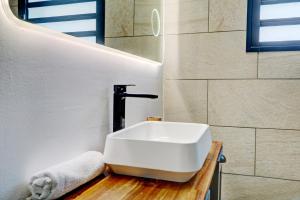 een badkamer met een witte wastafel op een houten aanrecht bij Le Yang - T3 Cosy & moderne à Saint Denis in Saint-Denis