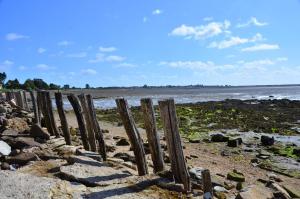 QuettehouにあるLe Rivage De Ket'houの水辺の浜辺の木塀
