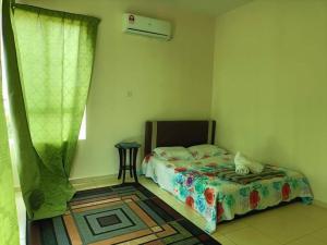 a small bedroom with a bed and a window at Inapan Masdar - Mumtaz in Changlun