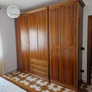 une grande armoire en bois dans une chambre dans l'établissement Appartamento casa vostra, à Bosa