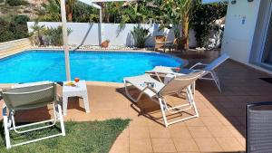 Bazén v ubytování Holiday villa SUNJOY close to the beach nebo v jeho okolí