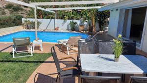 Bazén v ubytování Holiday villa SUNJOY close to the beach nebo v jeho okolí