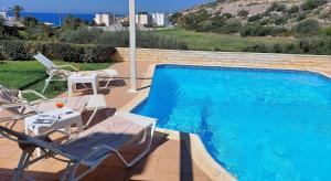 Bazén v ubytování Holiday villa SUNJOY close to the beach nebo v jeho okolí