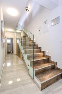 eine Treppe in einem Haus mit Glasgeländer in der Unterkunft Luxury Apartment Isabell in Zaton + 52 Fotos