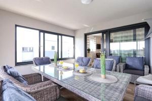 ein Esszimmer mit Glastisch und Stühlen in der Unterkunft Luxury Apartment Isabell in Zaton