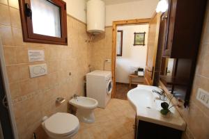 un piccolo bagno con servizi igienici e lavandino di A casa di Isor a San Vito dei Normanni