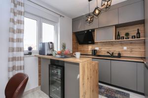 una cucina con piano di lavoro, lavandino e piano cottura di Luxury Apartment Isabell a Zaton