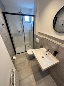 La salle de bains est pourvue d'un lavabo et d'une douche. dans l'établissement Zimmervermietung Altes Zollhaus, à Obernkirchen