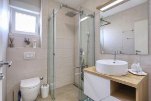 ein Badezimmer mit Waschbecken und Dusche in der Unterkunft Luxury Apartment Isabell in Zaton