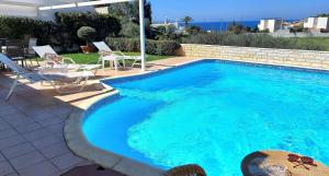 Bazén v ubytování Holiday villa SUNJOY close to the beach nebo v jeho okolí