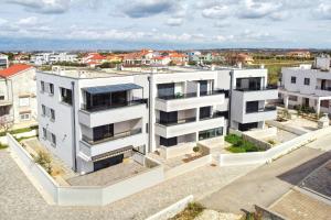 eine Luftansicht eines weißen Apartmentgebäudes in der Unterkunft Luxury Apartment Isabell in Zaton