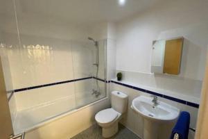 uma casa de banho com um WC e um lavatório em Moda Wigan 2 - Stylish 2 Bed in Central Wigan em Wigan