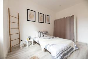 1 dormitorio con 2 camas y escalera en Appartement entièrement rénové et cosy avec jardin, en Mulhouse