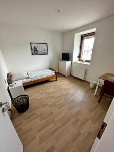 - un salon avec un lit et une table dans l'établissement Zimmervermietung Altes Zollhaus, à Obernkirchen