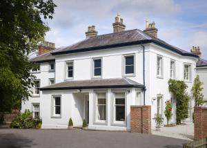 una casa blanca con techo negro en Ludwick Apartment, en Shrewsbury
