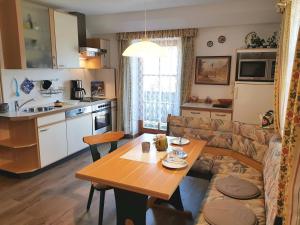 cocina y sala de estar con mesa y sofá en Haus Brandstein Ferienwohnungen en Ramsau
