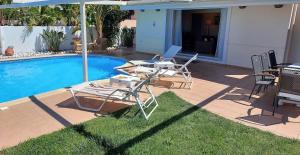 Bazén v ubytování Holiday villa SUNJOY close to the beach nebo v jeho okolí