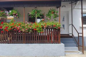 a house with flowers on the front porch at Kuća za odmor M&M in Gornji Zvečaj