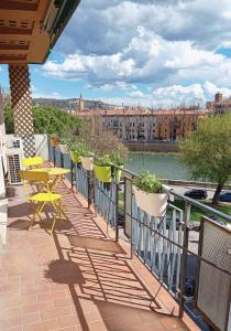 einen Balkon mit Stühlen und Tischen sowie Stadtblick in der Unterkunft RiverView Luxury flat in Verona