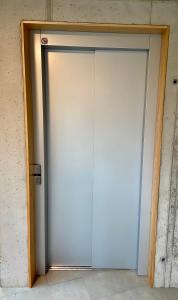 eine offene Tür in einem Zimmer mit in der Unterkunft BOUTIQUE APARTMENTS LUSTENAU Nachhaltige Kühlung über Erdsonde und Fussbodenkühlung in Lustenau