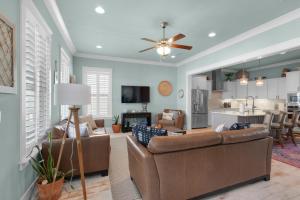 a living room with a couch and a kitchen at Dream Maker in Navarre