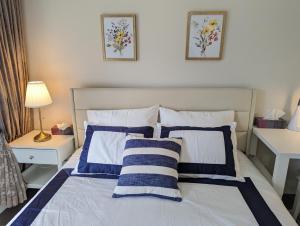 - une chambre avec un lit doté d'oreillers bleus et blancs dans l'établissement Nice home away at Vancouver near YVR, à Vancouver