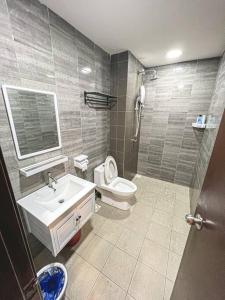 a bathroom with a toilet and a sink and a shower at Balakong,1-7pax,Cozy Studio,Near Dataran C180 in Cheras