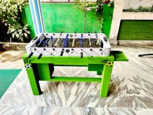 Stolní tenis v ubytování Paris Guest House nebo okolí