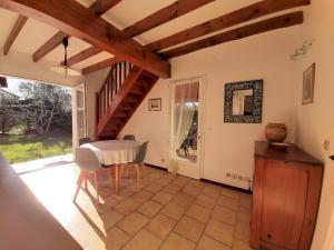 ein Wohnzimmer mit einem Tisch und einer Treppe in der Unterkunft Maison Urrugne, 3 pièces, 4 personnes - FR-1-239-596 in Urrugne