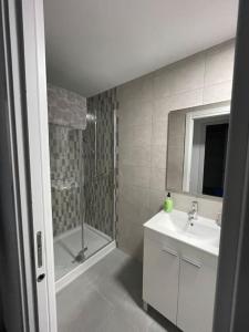 a bathroom with a shower and a sink and a tub at Tu precioso piso en el centro de Torrejón in Torrejón de Ardoz