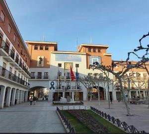 budynek w mieście z ludźmi chodzącymi po nim w obiekcie Como en casa en el centro de Torrejón w mieście Torrejón de Ardoz