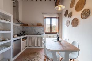cocina con mesa y sillas en una habitación en Gea - In Parulia Country House, en Arezzo