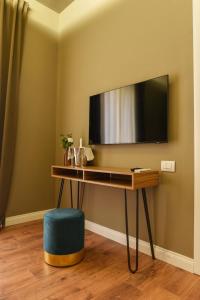 Televízia a/alebo spoločenská miestnosť v ubytovaní Il Corso Comfort Rooms