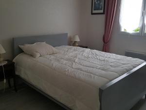 1 dormitorio con 1 cama blanca grande y ventana en Maison La Bernerie-en-Retz, 3 pièces, 4 personnes - FR-1-612-37, en La Bernerie-en-Retz