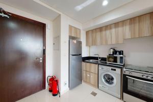 a kitchen with a refrigerator and a washing machine at Key View - Golf Vita in Dubai Marina