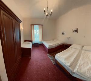 Un pat sau paturi într-o cameră la EA Hotel Hrubá Skála
