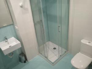 uma casa de banho com um chuveiro, um WC e um lavatório. em Apartamento Mirabel em Rosal