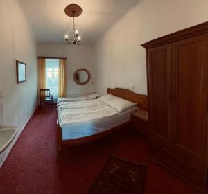 フルバー・スカーラにあるEA Hotel Hrubá Skálaのベッドルーム1室(ベッド2台、キャビネット、シンク付)