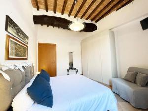 ein Schlafzimmer mit einem großen Bett und einem Sofa in der Unterkunft Casa Montanini Centro Storico in Siena
