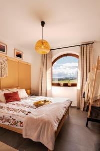 a bedroom with a large bed with a large window at Willa Montana - apartament widokowy w Bukowinie Tatrzańskiej in Bukowina Tatrzańska