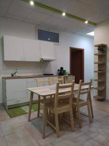 cocina con mesa y sillas en una habitación en TWIN HOUSE en Tito