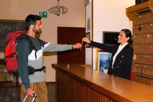 Hotel Gran Sasso في Prati di Tivo: رجل وامرأة يقفان عند البار