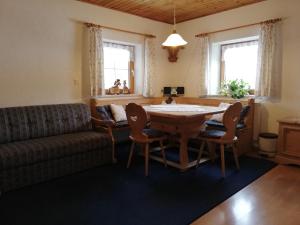 a living room with a table and a couch at Ferienapartment Brandstatt in Seeg