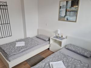 una camera con due letti, un comodino e uno specchio di Erdgeschosswohnung in Marl a Marl