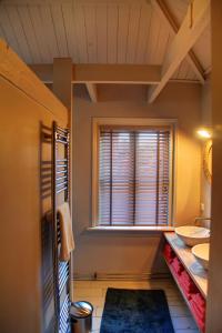 a bathroom with two sinks and a window at Villa Azura in Tholen