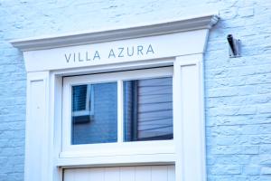 una ventana en un edificio con las palabras Villa Azura en Villa Azura en Tholen