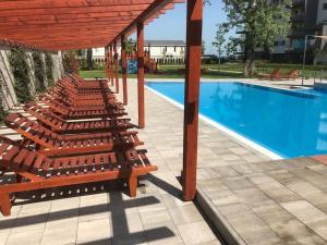 Bazén v ubytování Admiral Lakeside Luxury Apartment nebo v jeho okolí